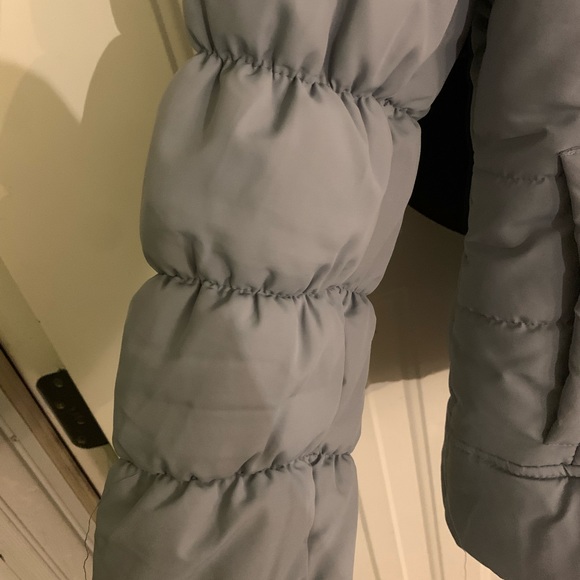 ❄️Women’s Gray Coat w/Fur Hood - Picture 4 of 5